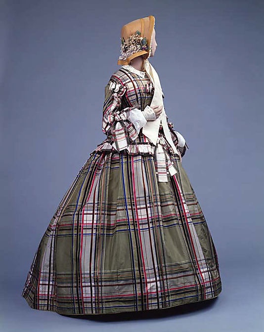 Vestido de día de seda de tela escocesa. 1857. http://lascosasdemami.com/blog/blog/2013/las-cosas-de-la-epoca-victoriana/