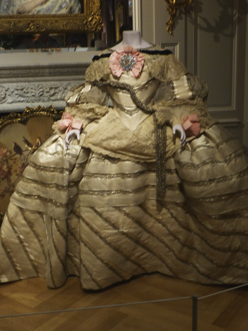 Magnífico vestido de la Maison Worth inspirado en el traje de la infanta Margarita en las "Meninas" de Velázquez. 