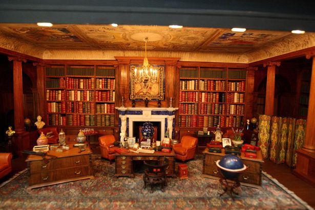 Biblioteca del palacio de muñecas de la reina Mary. Fotografía tomada de internet.